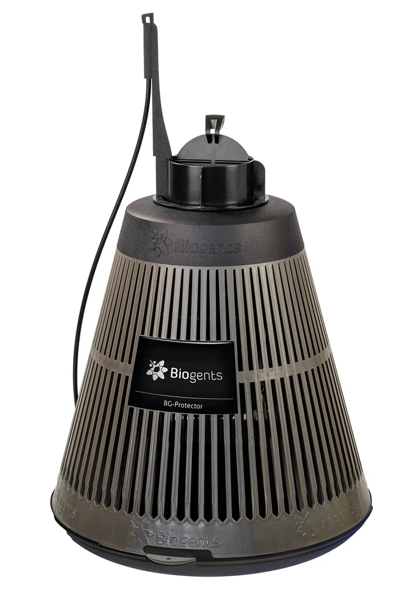 Piège aspirant BG-Protector : corps conique nervuré, tête d'aspiration et antenne de diffusion du dioxyde de carbone