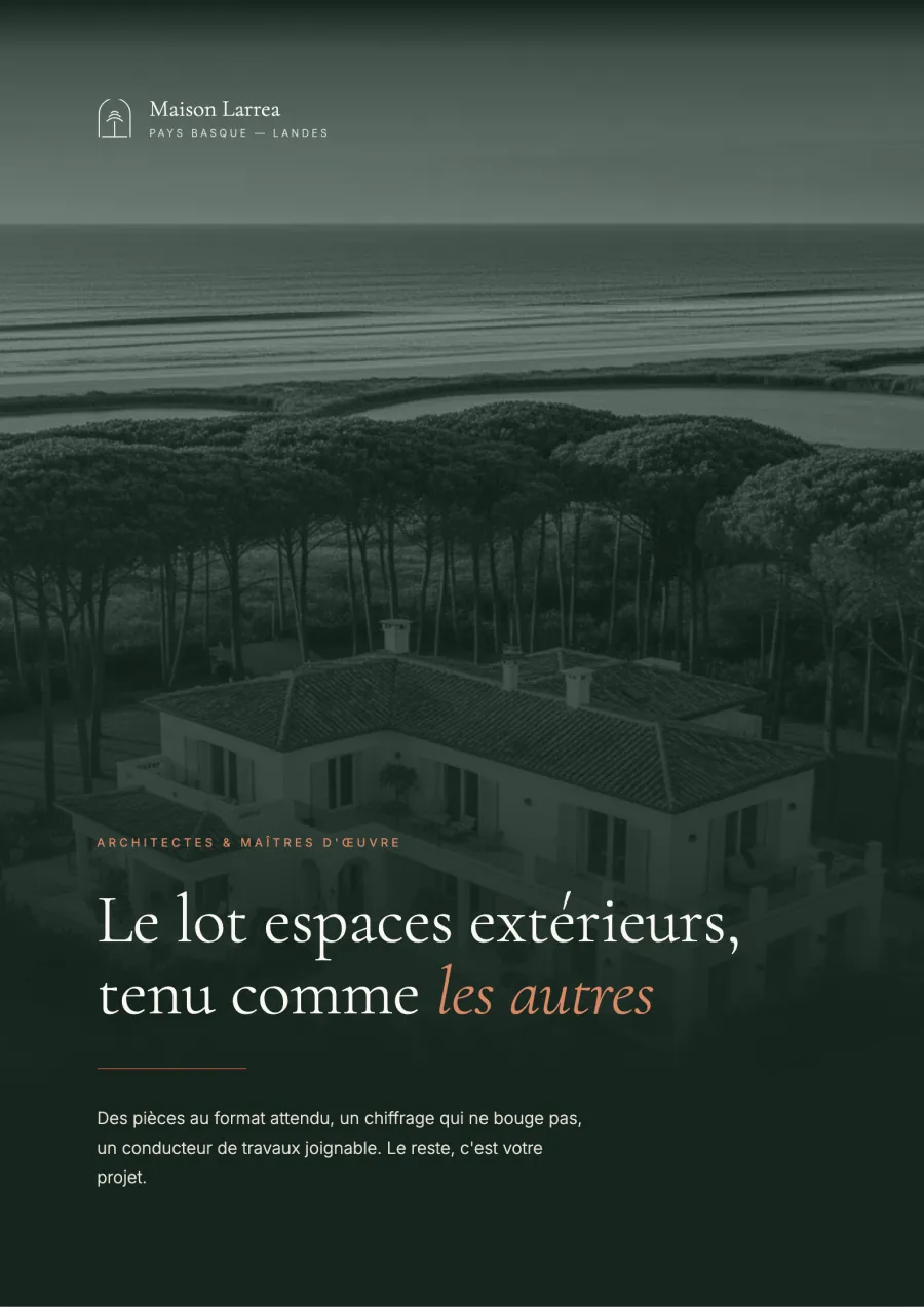 Couverture de la plaquette Maison Larrea destinée aux architectes : villa sous pinède face à l'océan en bichromie verte, titre « Le lot espaces extérieurs, tenu comme les autres »